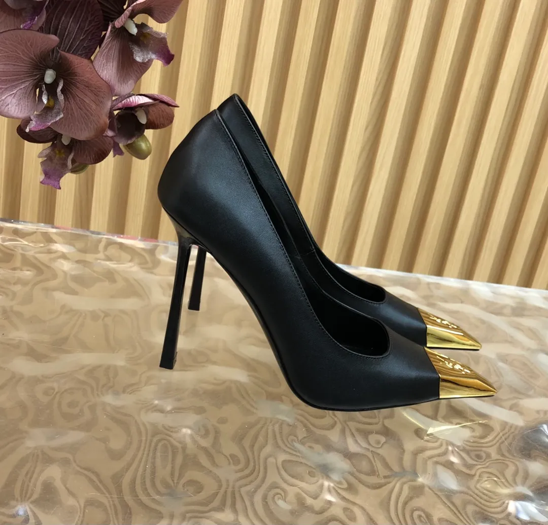 👟👟Ex-factory price 600👟👟 Top-quality Saint Laurent/Yves Saint Laurent Lee metal buckle single shoes. YSL sister's beautiful high heels are the same style as Saint Laurent Rose. The small square toe. The high-heeled shoes are very good at modifying the foot shape. The luxurious metal chain. In recent years, SL👟👟The ex-factory price is that women are becoming more and more understanding of high-heeled shoes. The embarrassing design impression of waterproof platform models has been eliminated. YSL's beautiful high-heeled shoes Upper: Imported patent leather/cowhide Sole: Genuine leather outsole Heel height: 11cm Size 35-39 (40, 41 customized, non-refundable and non-exchangeable)